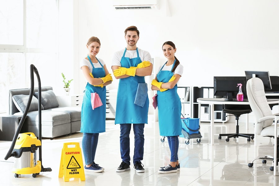 Reinigungsteam der Amans Service GmbH bei der Arbeit